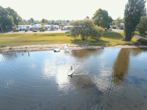 Jack & Di's Lakefront Motel